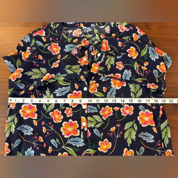 NWOT Gorgeous Floral Blouse - Picture 4 of 13